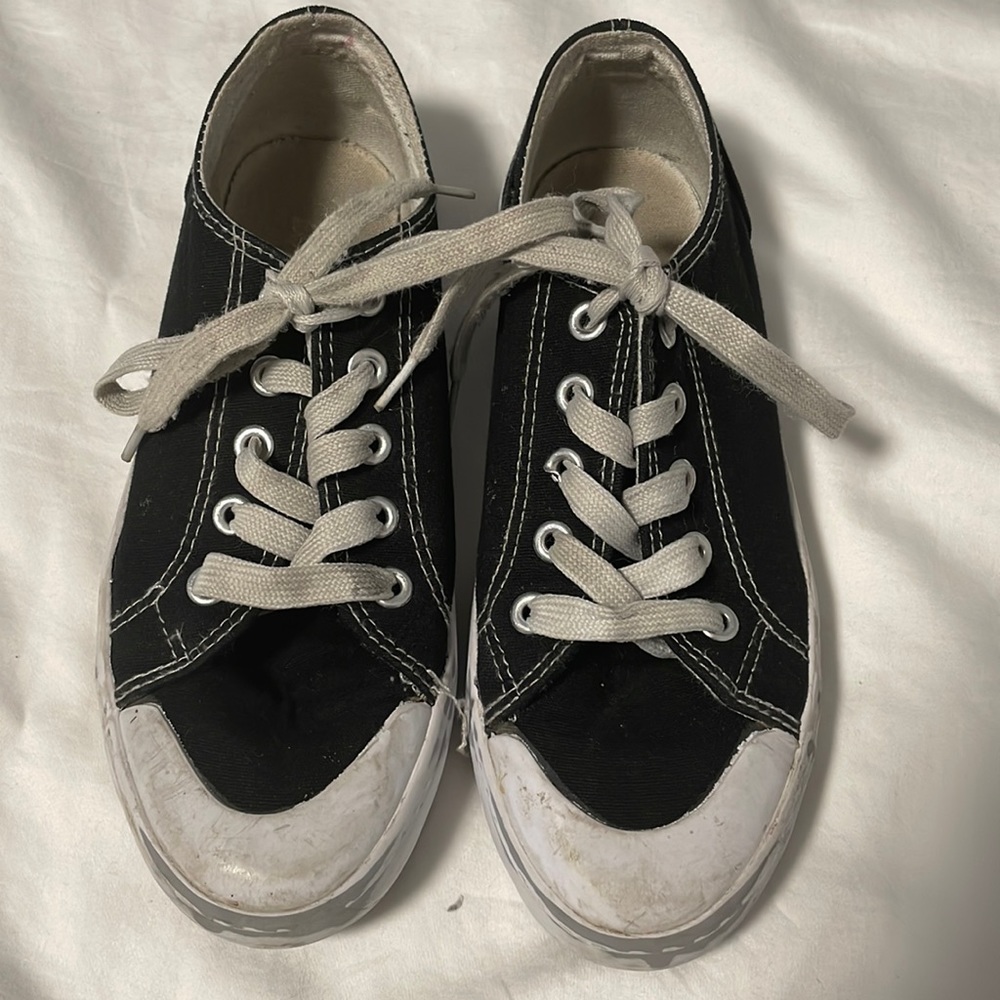 Basic editions black and white sneaker